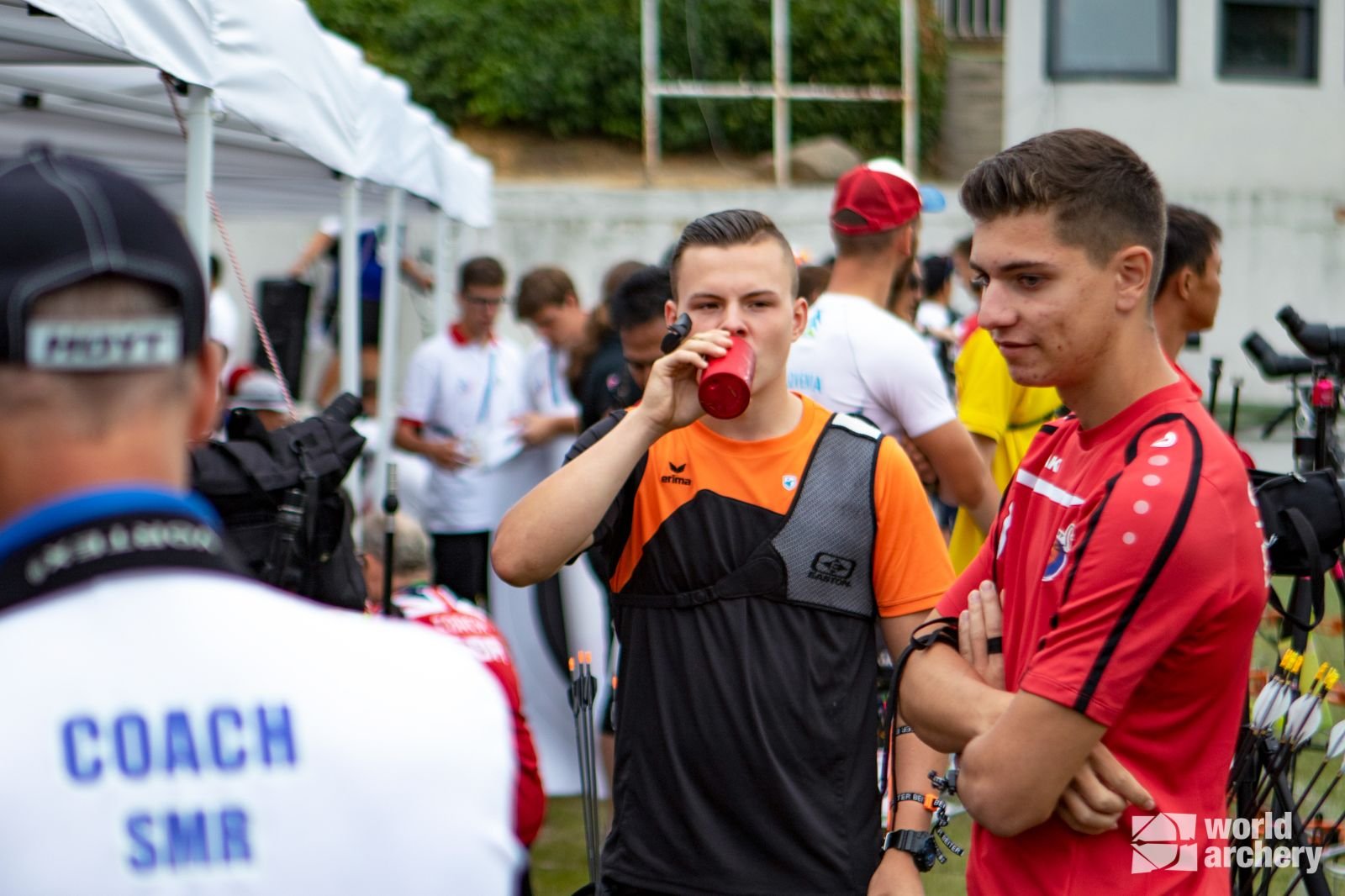 Deportista bebiendo agua en el Mundial Juvenil de Madrid 2019
