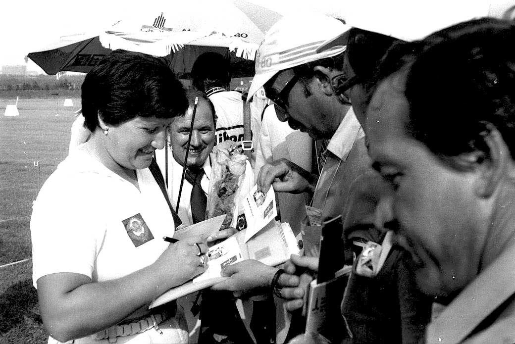 Ketevan Losaberidze firmando autógrafos en los JJOO Moscú 1980